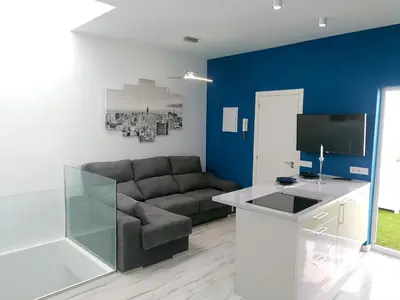 Una televisión o centro de entretenimiento en Modern apartment in Las Palmas 140 m² with air conditioning