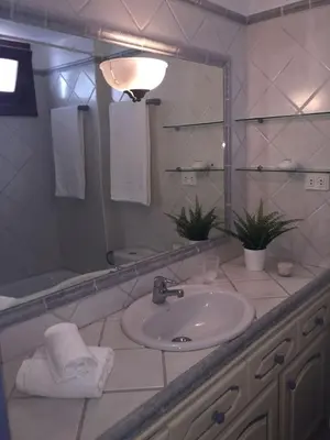 Un baño de 5 min walk from Yumbo! 417