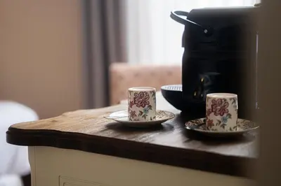 Utensilios para hacer té y café en Hotel Emblemático Agáldar