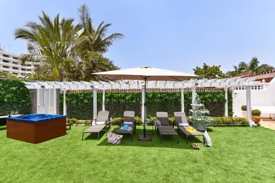 Jardín al aire libre en Jacuzzi & Garden Holiday Home