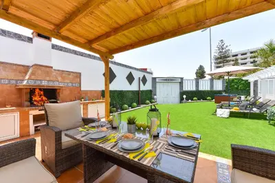 Jardín al aire libre en Jacuzzi & Garden Holiday Home