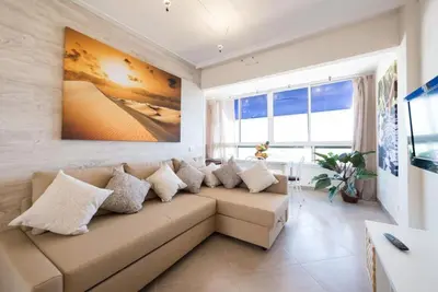 Una televisión o centro de entretenimiento en 5 min walk from Yumbo! 517