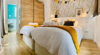 Cama o camas de una habitación en Attic Penthouse Downtown Beach 1Gb Fibra