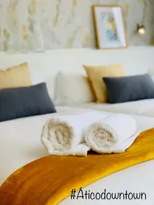 Cama o camas de una habitación en Attic Penthouse Downtown Beach 1Gb Fibra