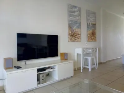 Una televisión o centro de entretenimiento en Dunatlantico