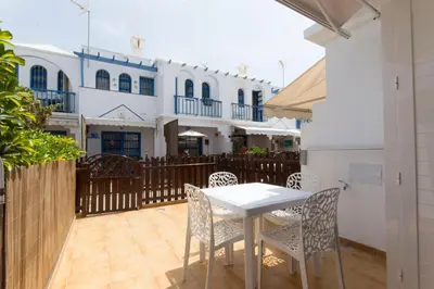 Un balcón o terraza de bungalow with terrace near the beach