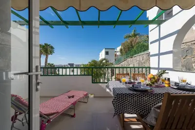 Un balcón o terraza de SEA VIEW 2BR TOPLOCTAION Heated pool 5 min to beach