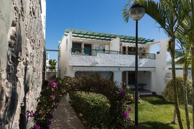 Jardín al aire libre en SEA VIEW 2BR TOPLOCTAION Heated pool 5 min to beach