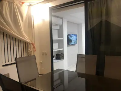 Una televisión o centro de entretenimiento en MAGUI´S PLACE