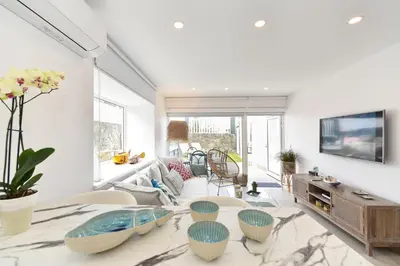 Una televisión o centro de entretenimiento en Maspalomas Beach apartment La Charca III by VillaGranCanaria