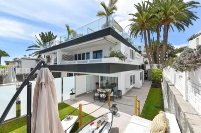 Un balcón o terraza de Maspalomas Beach apartment La Charca III by VillaGranCanaria