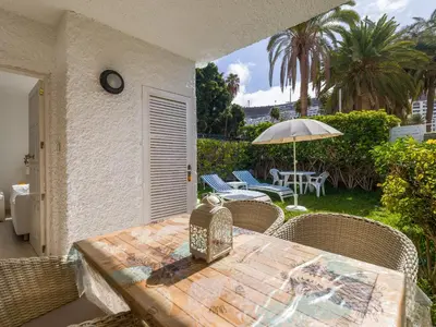 Jardín al aire libre en Bonito Bungalow a pocos metros de la playa