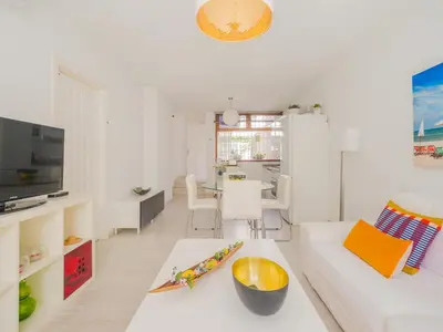 Una televisión o centro de entretenimiento en Bonito Bungalow a pocos metros de la playa