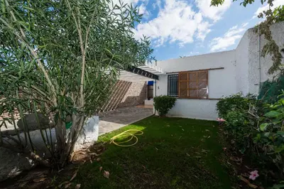Jardín al aire libre en Bonito Bungalow a pocos metros de la playa