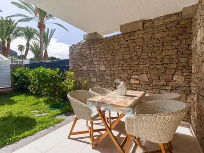 Jardín al aire libre en Bonito Bungalow a pocos metros de la playa