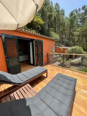 Un balcón o terraza de Dúplex de invitados en medio del bosque