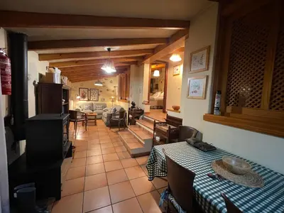 Zona de estar de Casa Rural en medio del bosque, El Lance