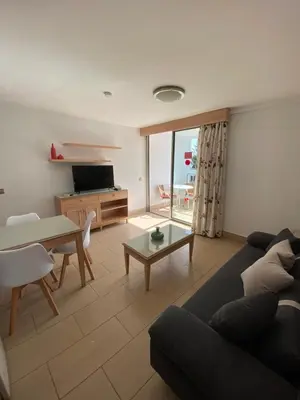 Una televisión o centro de entretenimiento en Apartamentos Oasis Sol
