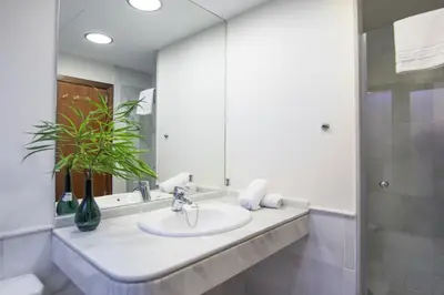 Un baño de HomeForGuest Salobre Villa, 5pax, pool and great views
