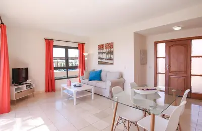 Una televisión o centro de entretenimiento en HomeForGuest Salobre Villa, 5pax, pool and great views