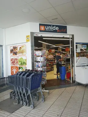 Supermercado u otro tipo de tienda en la casa o chalet o alrededores