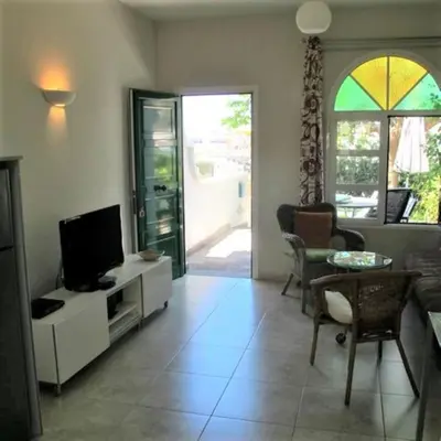 Una televisión o centro de entretenimiento en Little Venice Apartment in Puerto de Mogan by El Sirocco