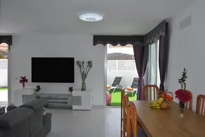 Una televisión o centro de entretenimiento en Big Villa Tauro with Private Heated Saltwater Pool & Jacuzzi & BBQ & Game Room & Arcade Games
