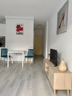 Una televisión o centro de entretenimiento en Calm, Cosy and Bright apartment renovated in playa del ingles- WiFi free
