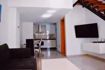 Una televisión o centro de entretenimiento en Bungalow Guayana