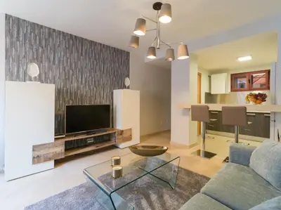 Una televisión o centro de entretenimiento en Luxury Dunas in Las Canteras By CanariasGetaway