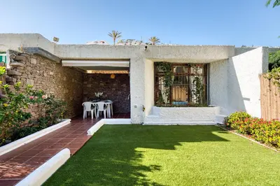 Jardín al aire libre en Bungalow next to the Beach