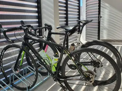 Montar en bicicleta en APARTAMENTOS BLUE EYES o alrededores