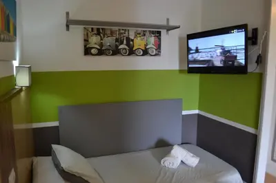 Una televisión o centro de entretenimiento en Green Loft - Vivienda Vacacional a Playa del Inglés