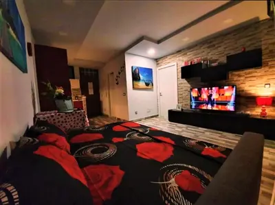 Una televisión o centro de entretenimiento en MGT - Appartamento sulla Spiaggia con terrazza romantica