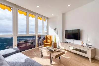 Una televisión o centro de entretenimiento en Sunset views over the sea By CanariasGetaway