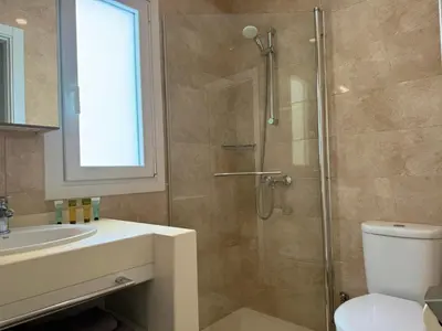 Un baño de Blanco 35 by SunHousesCanarias
