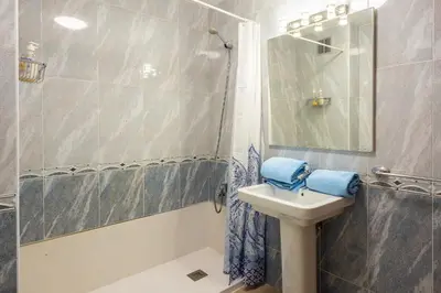 Un baño de Central Las Canteras Beach