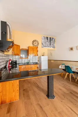 Una cocina o zona de cocina en SALINETAS BLUE SURF HOUSE