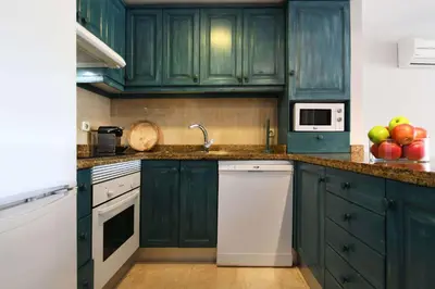 Una cocina o zona de cocina en Blue Marlin 8