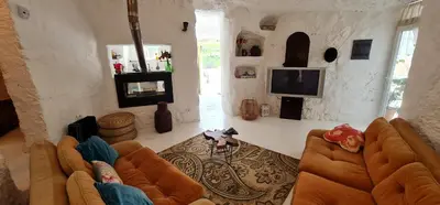 Una televisión o centro de entretenimiento en Los Andenes Cave