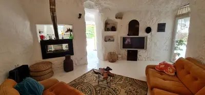 Una televisión o centro de entretenimiento en Los Andenes Cave