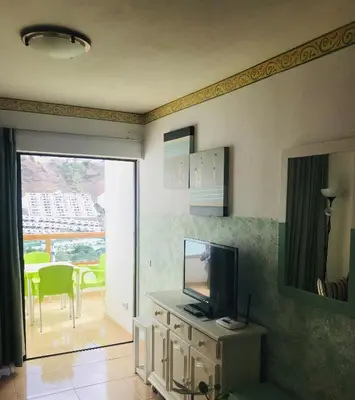 Una televisión o centro de entretenimiento en COXINELLA