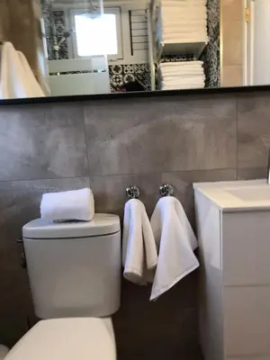 Un baño de 5 min walk from Yumbo! 128