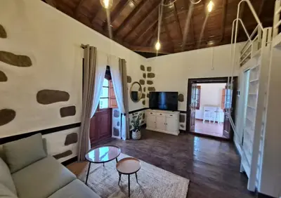 Una televisión o centro de entretenimiento en RK La Casona de Tejeda