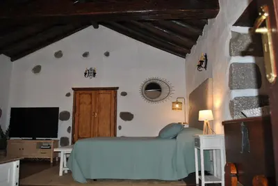 Una televisión o centro de entretenimiento en RK La Casona de Tejeda