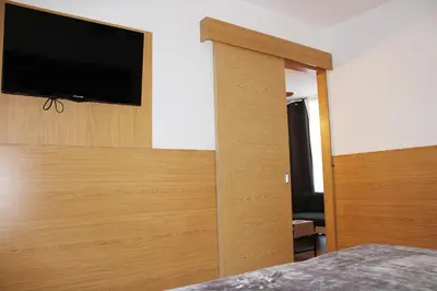 Una televisión o centro de entretenimiento en Drago Friendly Holiday Home