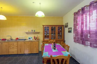 Una cocina o zona de cocina en GuestReady - Gadi House Tasarte