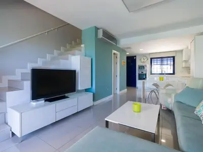 Una televisión o centro de entretenimiento en Meloneras Bay Suites