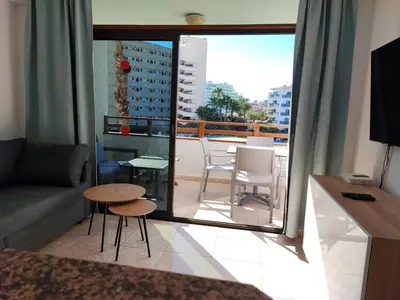 Una televisión o centro de entretenimiento en one bedroom apartment in Playa del Ingles