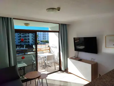 Una televisión o centro de entretenimiento en one bedroom apartment in Playa del Ingles